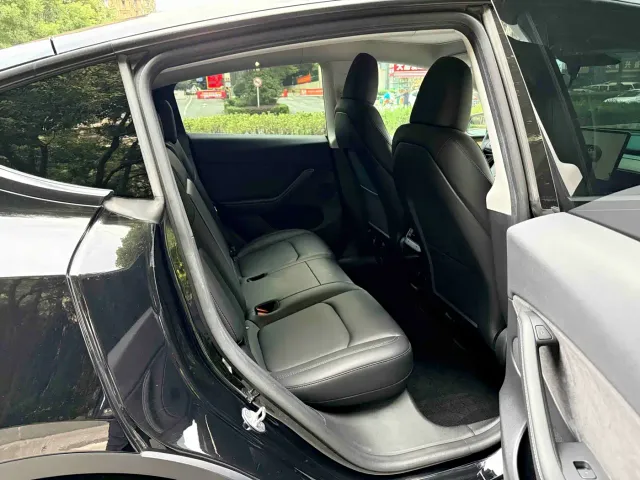 Tesla Model Y — Фото автомобиля 12