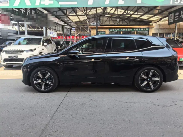 BMW iX — Фото автомобиля 3