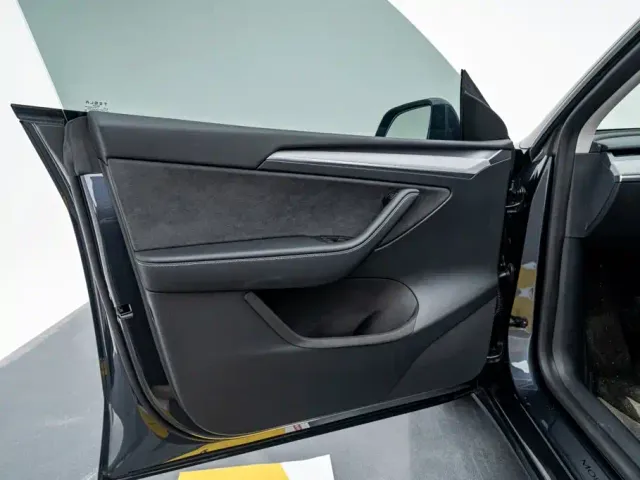 Tesla Model Y — Фото автомобиля 16