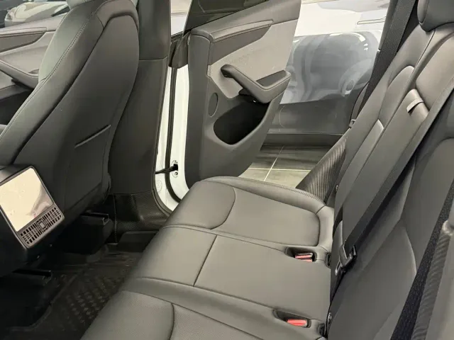 Tesla Model Y — Фото автомобиля 8