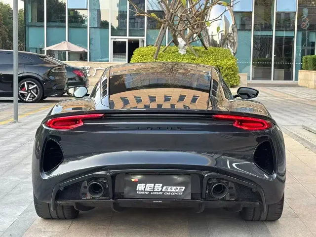 Lotus Emira — Фото автомобиля 10