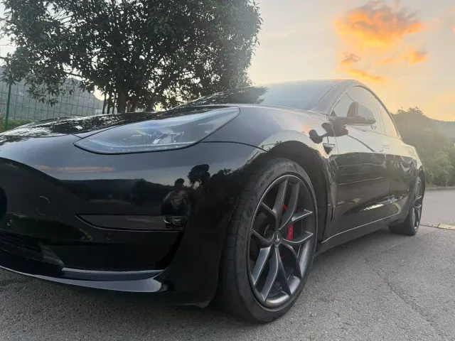 Tesla Model 3 — Фото автомобиля 16