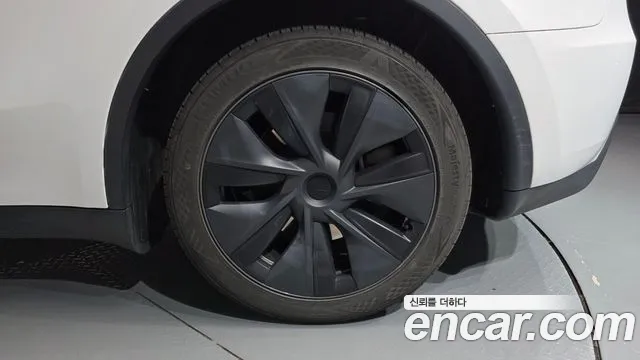 Tesla Model Y — Фото автомобиля 8