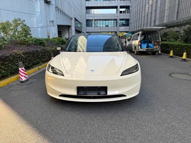 Tesla Model 3 — Фото автомобиля 2
