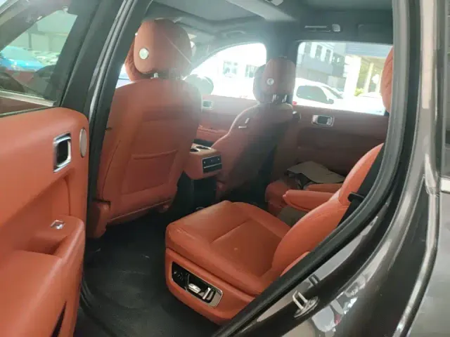 Li Auto L8 — Фото автомобиля 13