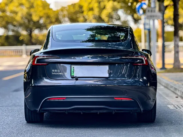 Tesla Model 3 — Фото автомобиля 4