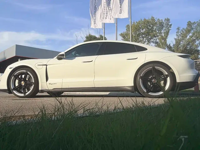 Porsche Taycan — Фото автомобиля 3