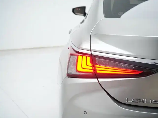 Lexus ES — Фото автомобиля 13