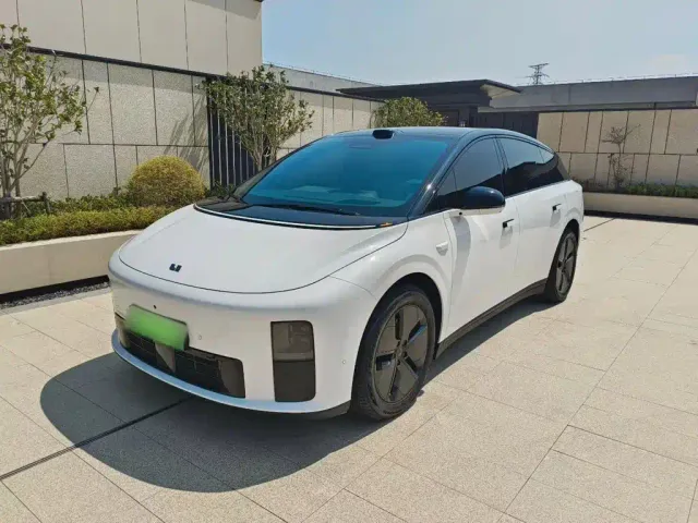Фотография автомобиля — Li Auto i6