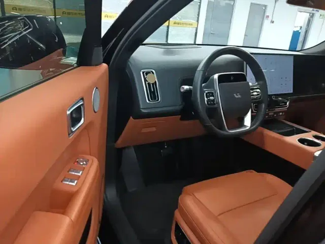 Li Auto L8 — Фото автомобиля 15