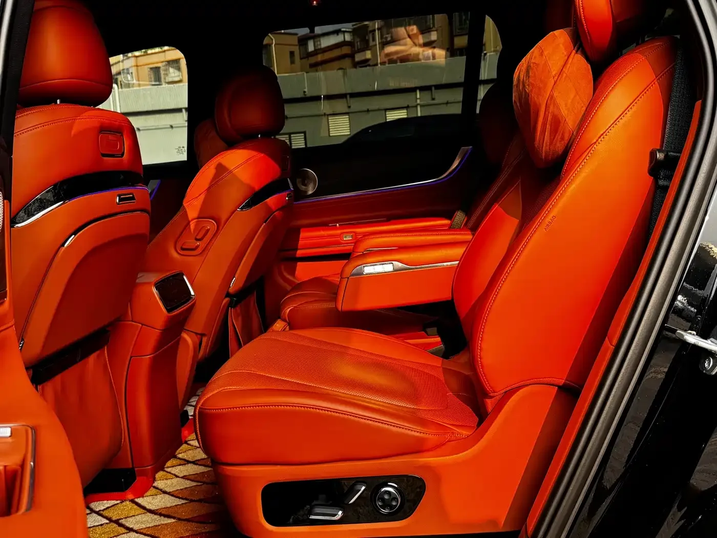 AITO Wenjie AITO M9 2024 Extended Range Ultra 42kWh 6-Seater — Фото автомобиля 15