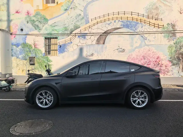 Tesla Model Y — Фото автомобиля 13