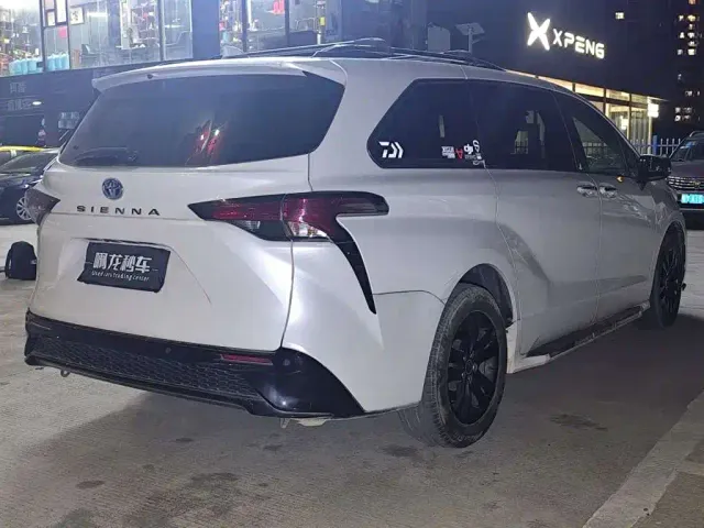 Toyota Sienna — Фото автомобиля 9