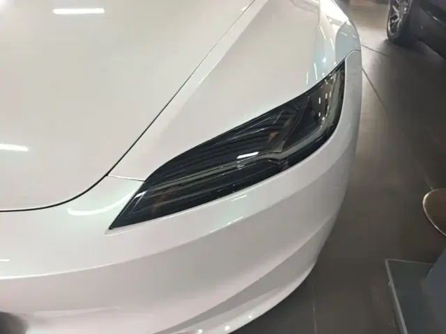 Tesla Model 3 — Фото автомобиля 23