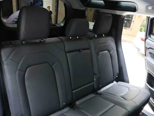 Land Rover Defender — Фото автомобиля 10
