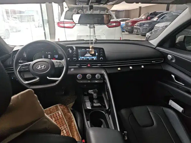 Hyundai Elantra — Фото автомобиля 9