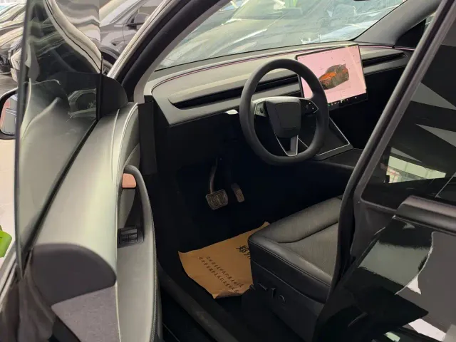 Tesla Model Y — Фото автомобиля 6