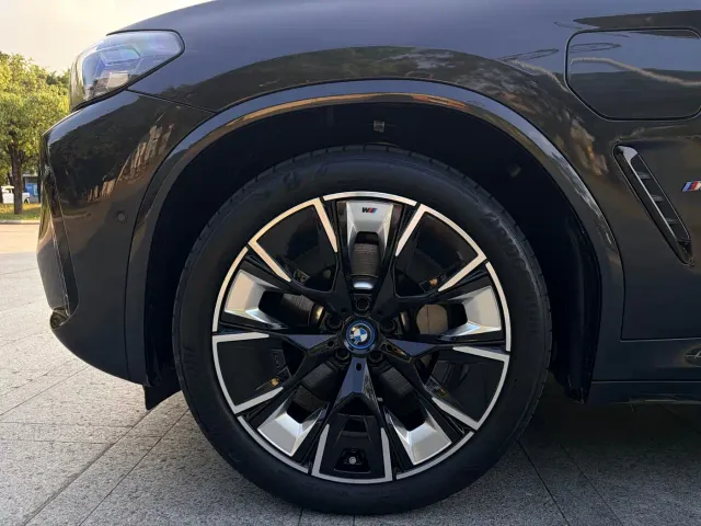 BMW iX3 — Фото автомобиля 9