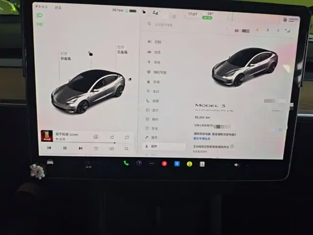 Tesla Model 3 — Фото автомобиля 11