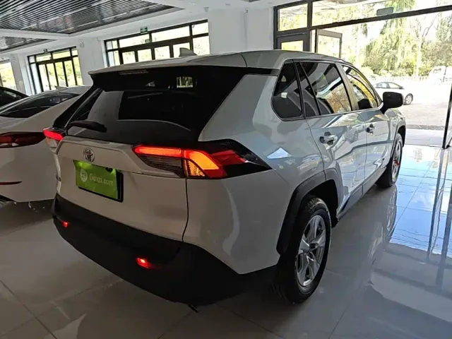 Toyota RAV4 — Фото автомобиля 6