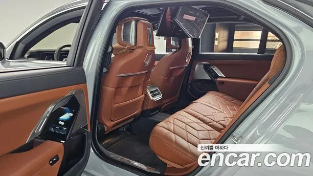 BMW 7-Series 7 серия (G70) 740i xDrive M Sport — Фото автомобиля 10
