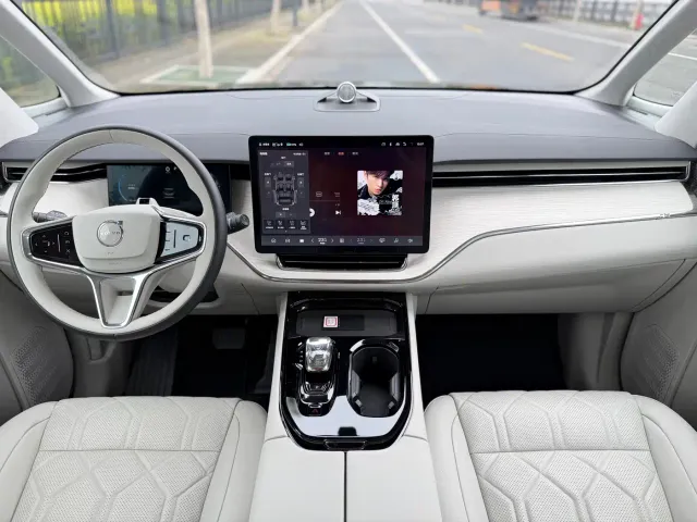 Volvo EM90 — Фото автомобиля 18
