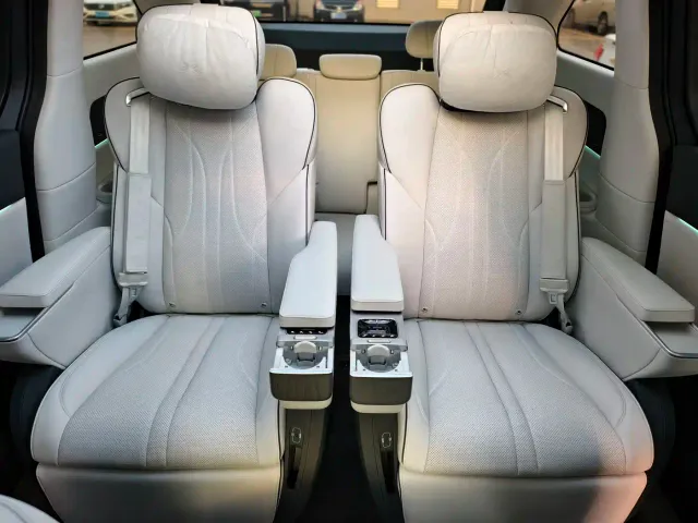 Xpeng X9 — Фото автомобиля 28