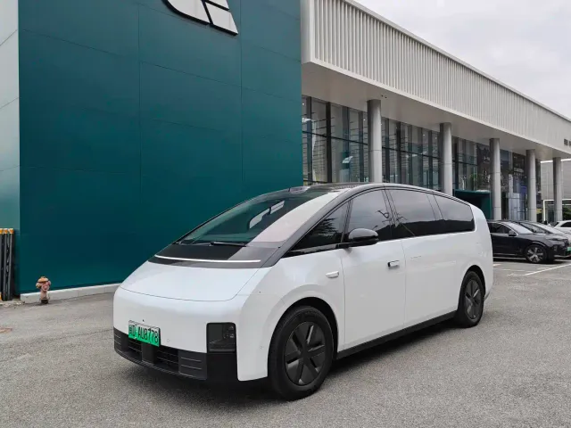 Фотография автомобиля — Li Auto MEGA
