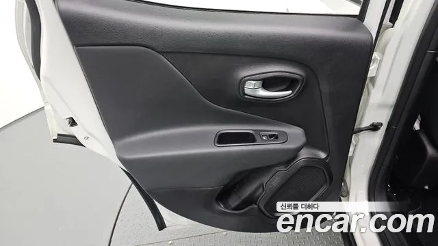 Jeep Renegade — Фото автомобиля 14