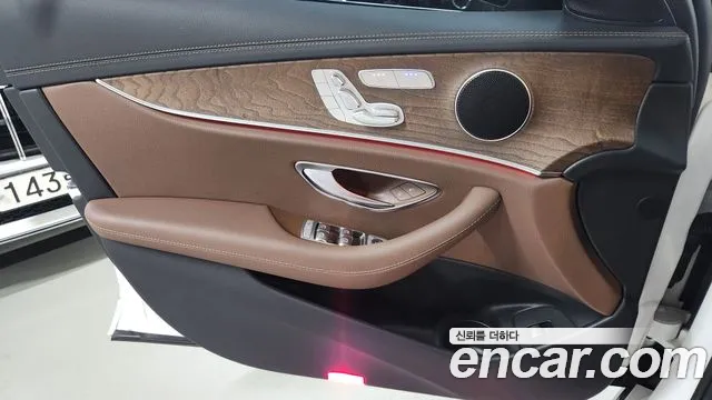 Mercedes-Benz E-Class — Фото автомобиля 11