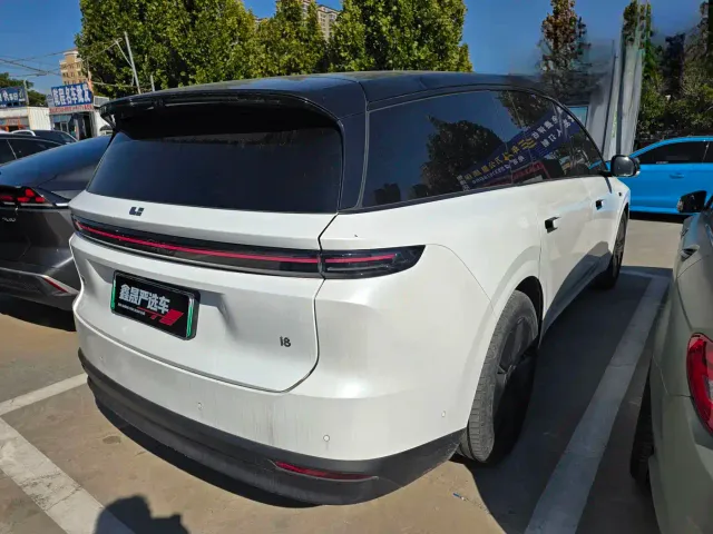 Li Auto i8 — Фото автомобиля 8