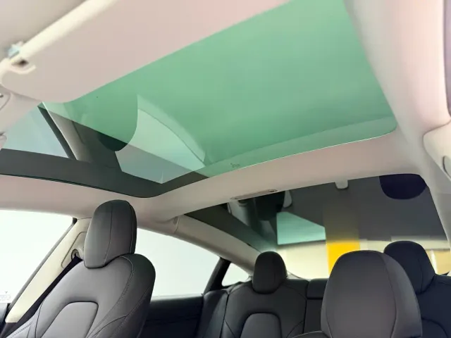 Tesla Model 3 — Фото автомобиля 10
