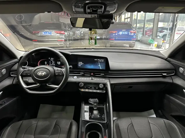Hyundai Elantra — Фото автомобиля 12