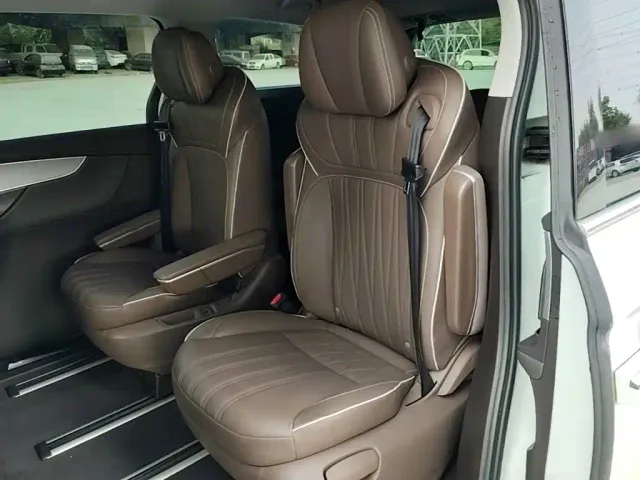 Roewe iMAX8 — Фото автомобиля 16