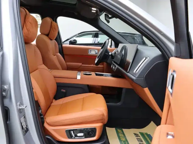 Li Auto L8 — Фото автомобиля 16