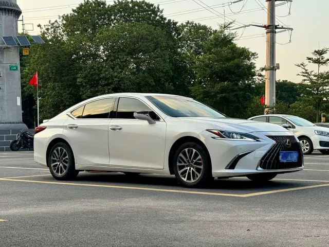 Lexus ES — Фото автомобиля 5