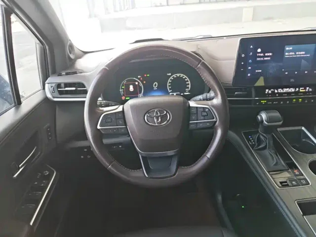 Toyota Sienna — Фото автомобиля 10