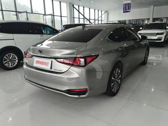 Lexus ES — Фото автомобиля 4