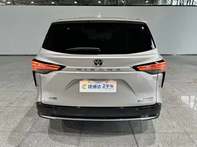 Toyota Sienna — Фото автомобиля 6