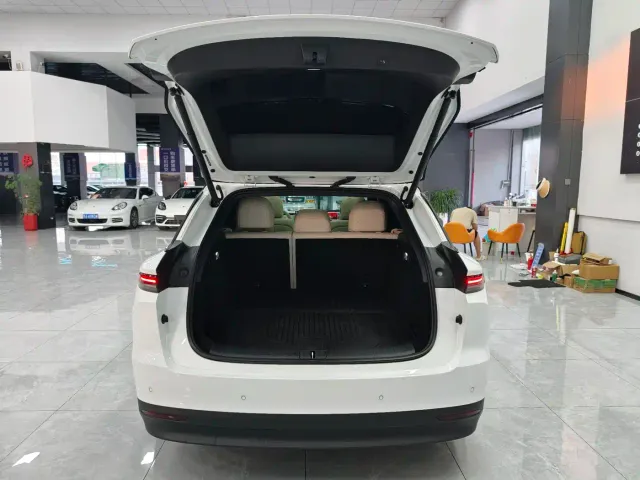 Li Auto i6 — Фото автомобиля 11