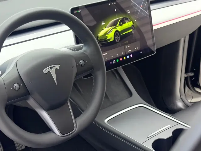 Tesla Model Y — Фото автомобиля 15