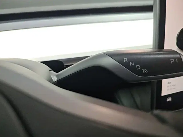 Tesla Model 3 — Фото автомобиля 13