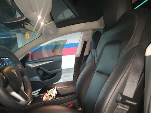 Tesla Model 3 — Фото автомобиля 17