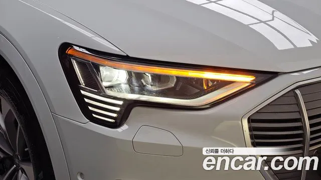 Audi e-tron — Фото автомобиля 7