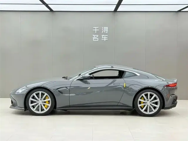 Aston Martin V8 Vantage — Фото автомобиля 3