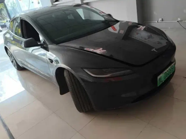 Tesla Model 3 — Фото автомобиля 2