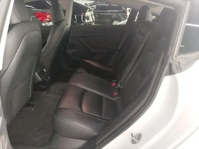 Tesla Model 3 — Фото автомобиля 16