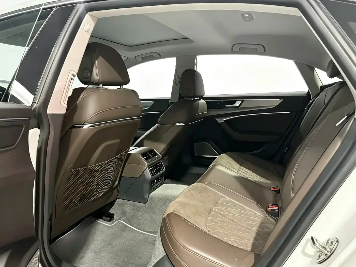Audi Audi A7L 2024 45TFSI quattro S-line Vision Edition Crystal Package — Фото автомобиля 8