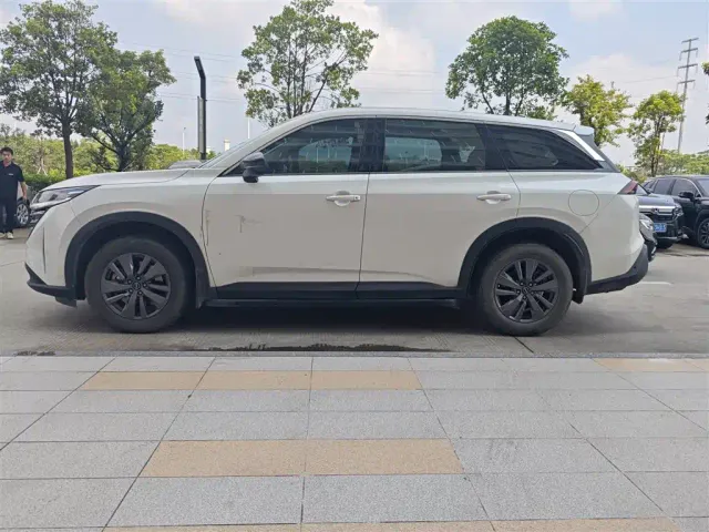 Nissan Terra — Фото автомобиля 3