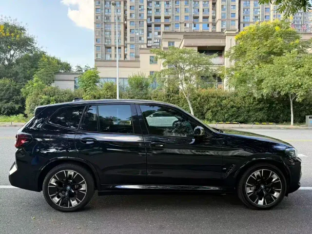 BMW iX3 — Фото автомобиля 2